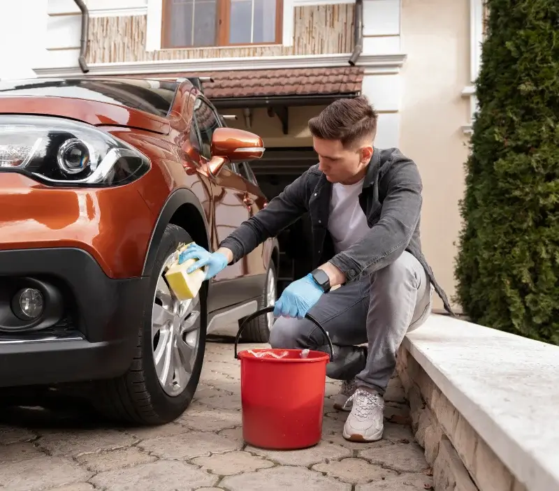 Lavage auto à domicile Muizon : professionnel intervenant sur un véhicule